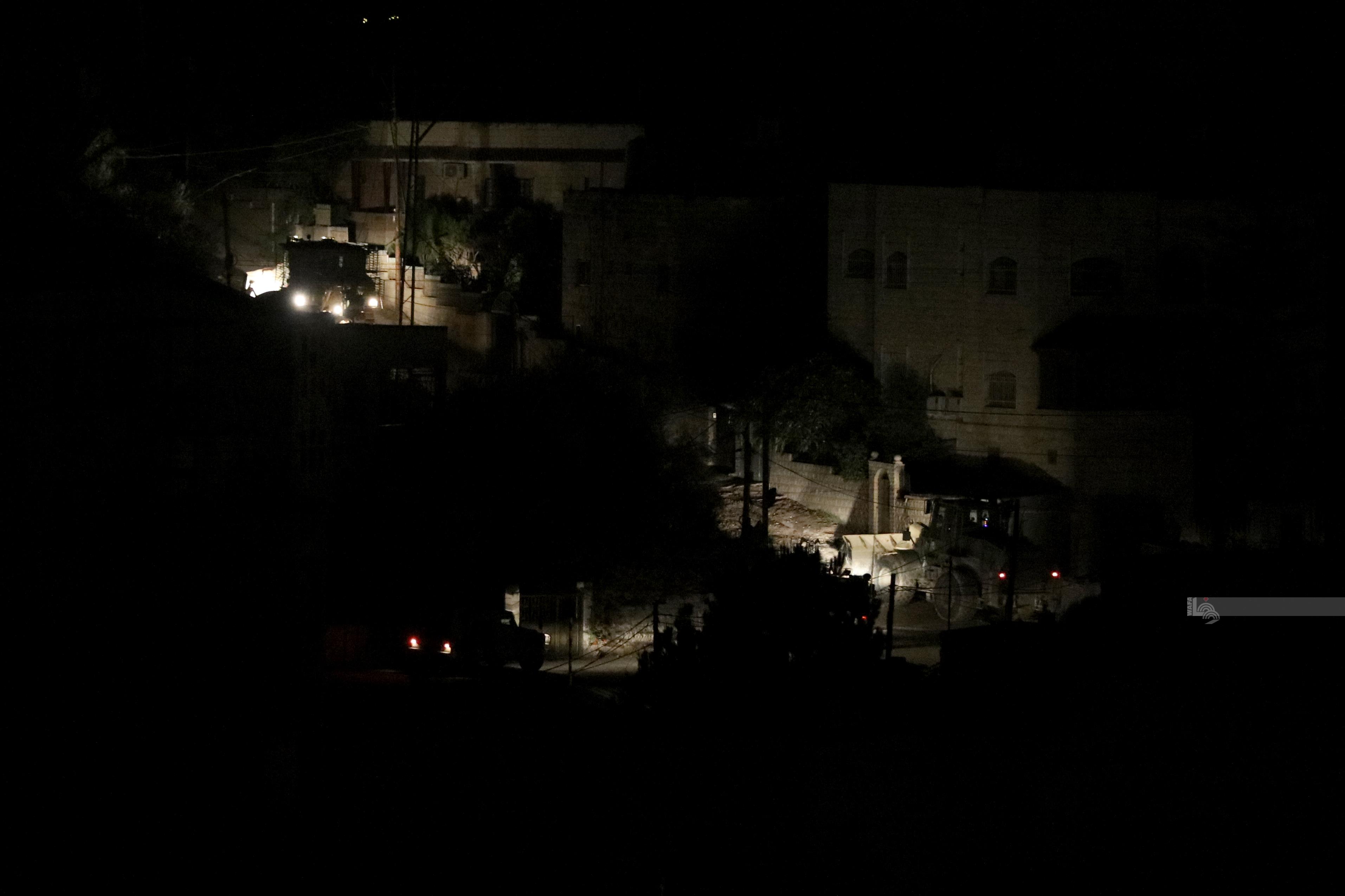 جرافات الاحتلال تقوم بتدمير البنية التحتية في مدينة جنين وأطراف المخيم (تصوير: محمد منصور/ وفا)